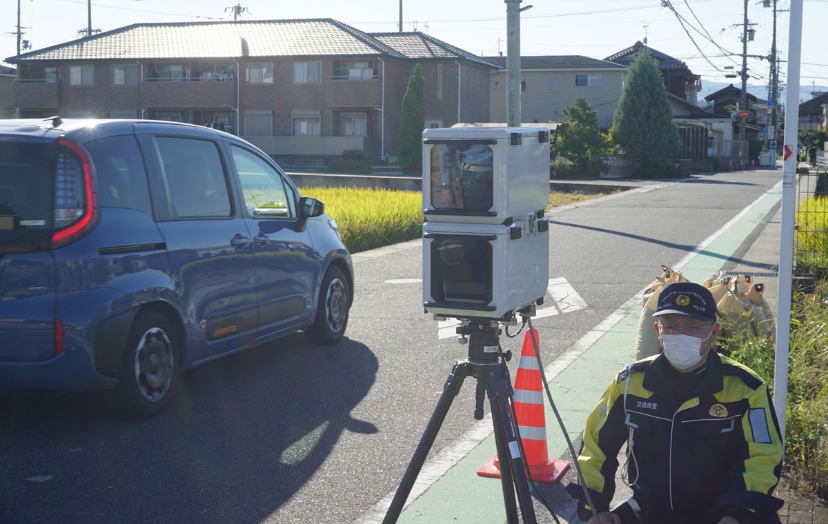 生活道路で可搬式オービスを使用する奈良県警の速度取締り